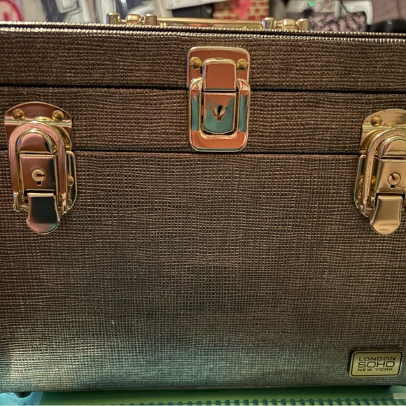 Elegant Gold Cosmetic Case - Picture 14 of 14